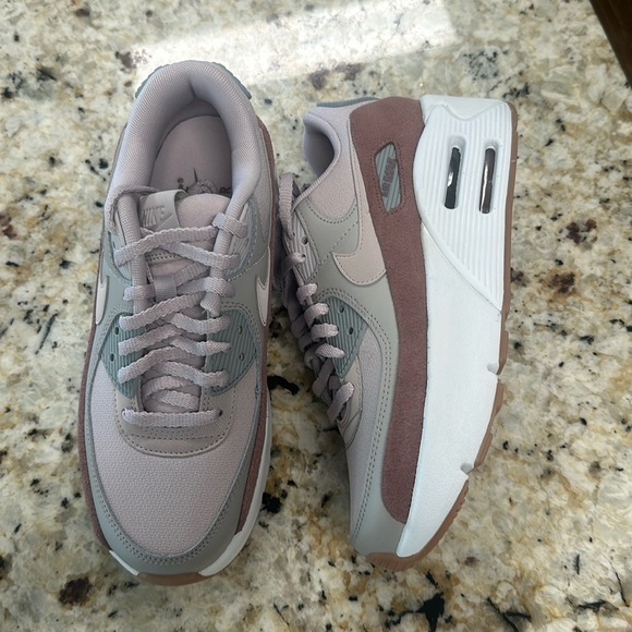 Nike Air Max 90 LV8 Sneaker - Picture 5 of 6